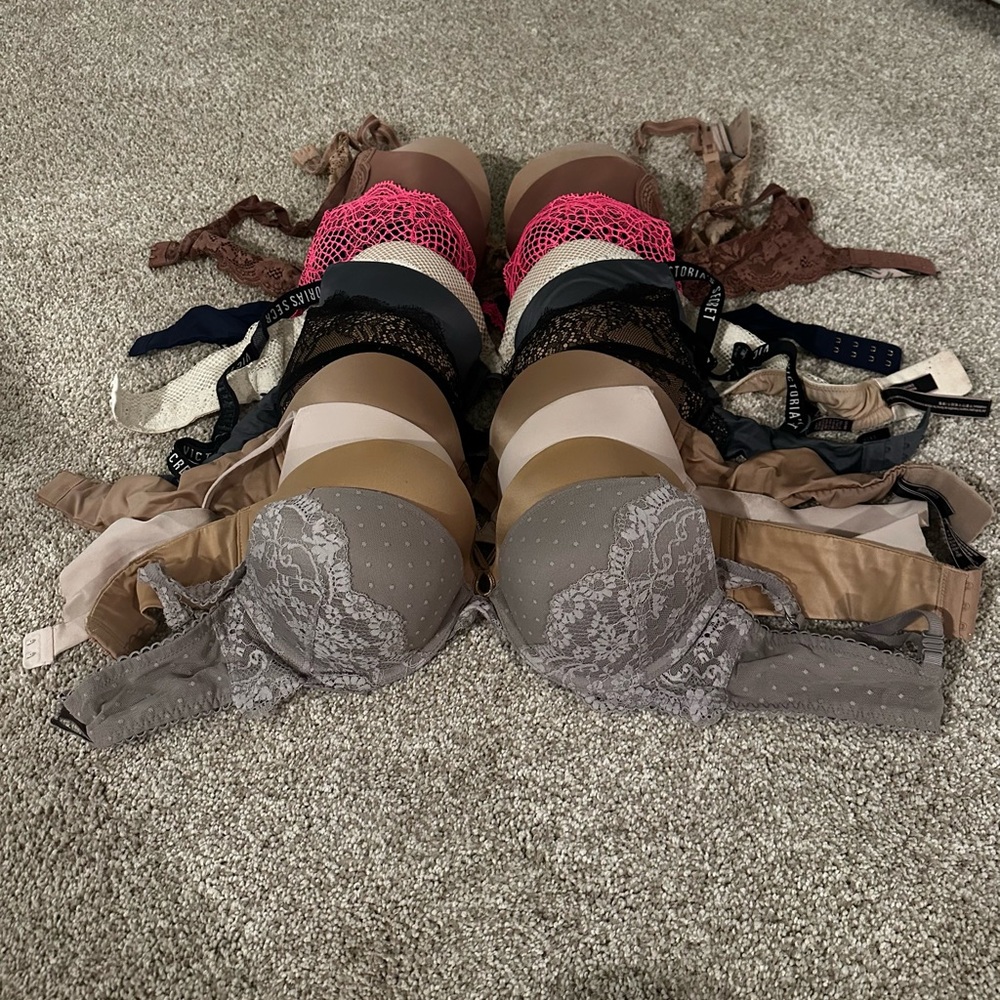 LOT: 10 Victoria’s Secret Push-up Bras 34B